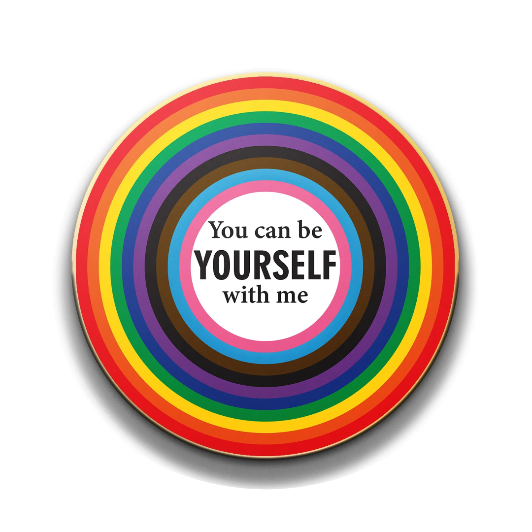 Runde Abbildung aller Pride Farben der LGBTQIA* Community die einen Kreis bilden. In der Mitte steht "You can be yourself with me".