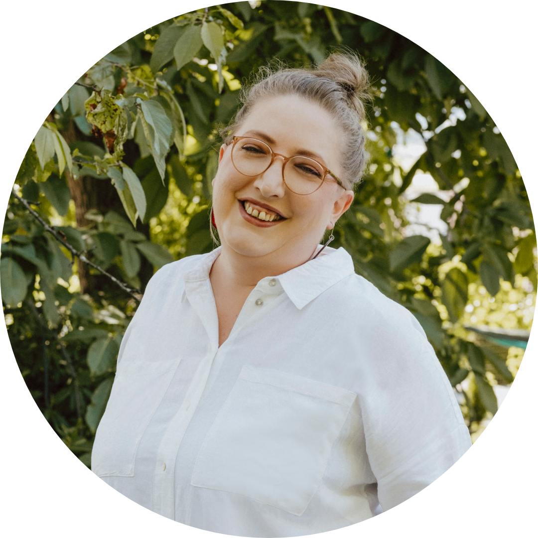 Nachaufname von Händen mit drei lilafarbenen Kärtchen auf denen steht Gerechtigkeit, Vertrauen und Unterstützung.